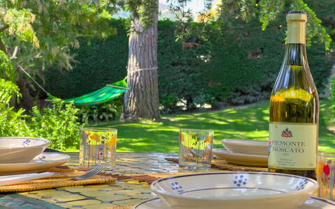 Casa Delle Chicche - Imperia: Geschirr, Servierware, Möbel, Tabelle, Drinkware, Essen, Dishware, Kelche, Teller, Weinglas