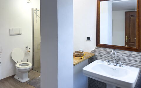 Casa Delle Chicche - Imperia: Badezimmer, Bad Sink, Armatur, Sinken, Wand, Flooring, Fussboden, Interior Design, Zapfhahn, Toilette