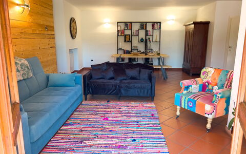 Casa Delle Chicche - Imperia: Möbel, Interior Design, Flooring, Fussboden, Couch, Holz, Wohnzimmer, Zimmer, Textil, Beleuchtung
