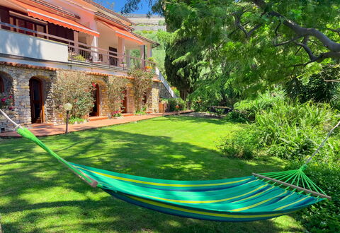 Casa Delle Chicche - Imperia: Resort, Schwimmbad, Garten, Freizeit, Eco Hotel, Gartenmöbel, Schatten, Hazienda, Hinterhof, Landscaping