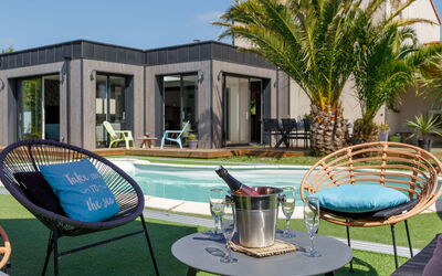 Villa Sunset: Verbundwerkstoff, Veranda, Eco Hotel, Schatten, Deck, Gartenmöbel, Balkon, Terrasse, Blumentopf, Holzbeize