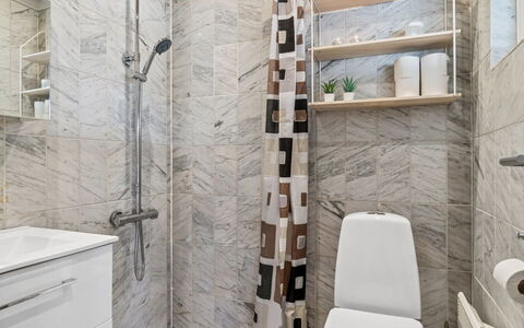 Amaja - 600M from the Sea: Flooring, Fussboden, Interior Design, Armatur, Badezimmer, Toilleten Sitz, Toilette, Fliese, Installation, Verbundwerkstoff