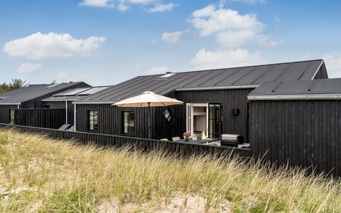 Tessa - 500M from the Sea: Dach, Haus, Zuhause, Hütte, Tür, Abstellgleis, Deck, Veranda, Planke, Hartholz