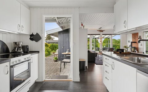 Eweline - 400M from the Sea: Küche, Holz, Countertop, Decke, Interior Design, Küchengerät, Flooring, Möbel, Haushaltsgerät, Zuhause