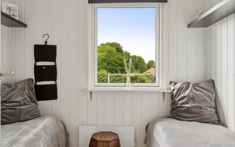 Eweline - 400M from the Sea: Holz, Interior Design, Fussboden, Flooring, Schlafzimmer, Möbel, Zimmer, Bett, Decke, Bedding