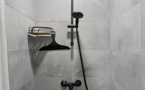 Eweline - 400M from the Sea: Armatur, Duschkopf, Fliese, Badezimmer, Brausenstange, Duschpaneel, Installation, Dusche