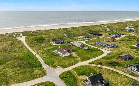 Arkil - 200M from the Sea: Gras, Wiese, Grundstueck, Hütte, Ländliches Gebiet, Wiese, Gartenbauten, Garten, Schuppen