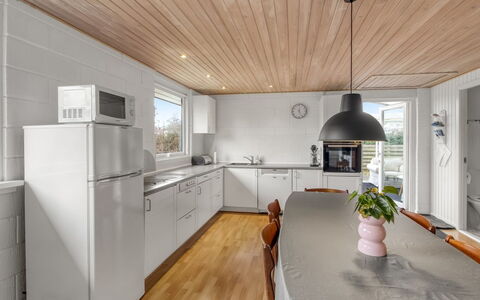Aamunde - 600M from the Sea: Flooring, Interior Design, Holzboden, Fussboden, Wand, Möbel, Holz, Küche, Decke, Countertop