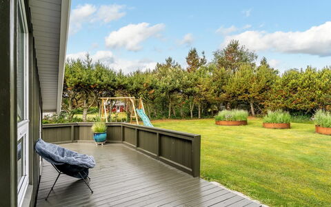 Windelgard - from the Sea: Garten, Holzboden, Deck, Planke, Hartholz, Hinterhof, Holzbeize, Rasen, Schatten, Landscaping