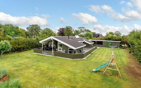 Windelgard - from the Sea: Haus, Dach, Wohngebiet, Zuhause, Hütte, Estate, Rasen, Garten, Bauernhaus, Garten