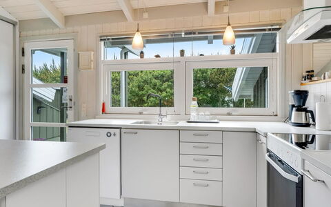Windelgard - from the Sea: Küche, Countertop, Interior Design, Küchengerät, Flooring, Cabinetry, Holz, Major Appliance, Sinken, Spüle
