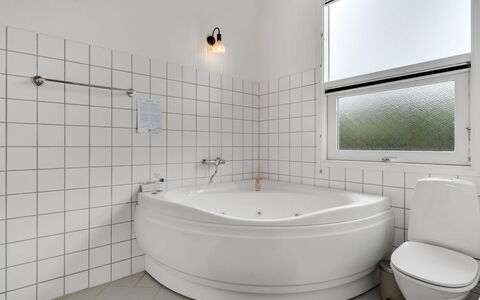 Windelgard - from the Sea: Badezimmer, Armatur, Interior Design, Flooring, Badewanne, Fussboden, Installation, Decke, Zapfhahn, Verbundwerkstoff