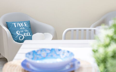 La Terrazza Sul Conero: Möbel, Stuhl, Komfort, Servierware, Dishware, Porzellan, Wohnzimmer, Dekokissen, Zimmerpflanze, Kunststoff