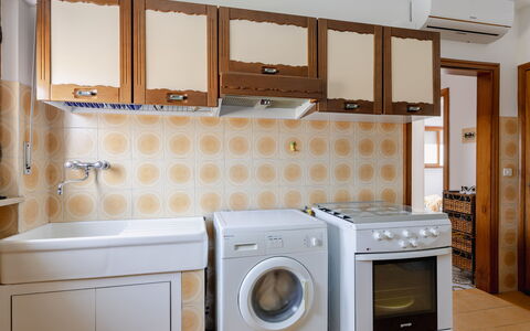 La Terrazza Sul Conero: Major Appliance, Holz, Flooring, Interior Design, Küchengerät, Fussboden, Waschmaschine, Küche, Cabinetry, Decke