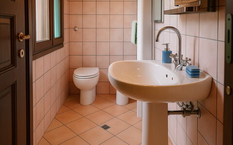 Casa Carletto, Abruzzo: Bad Sink, Badezimmer, Armatur, Sinken, Toilleten Sitz, Toilette, Zapfhahn, Interior Design, Installation, Flooring