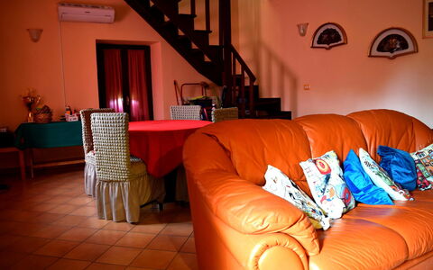 Casa Carletto, Abruzzo: Möbel, Interior Design, Flooring, Fussboden, Zimmer, Orange, Beleuchtung, Wohnzimmer, Couch, Decke