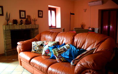 Casa Carletto, Abruzzo: Möbel, Couch, Interior Design, Flooring, Wohnzimmer, Fussboden, Holz, Zimmer, Textil