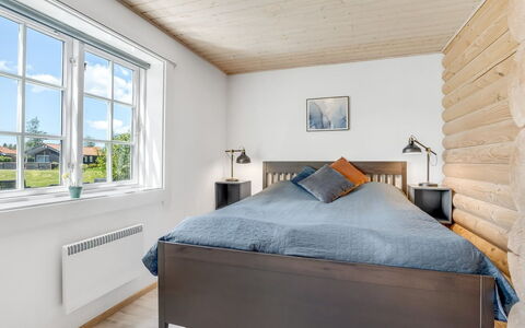 Edzard - 900M from the Sea: Möbel, Schlafzimmer, Interior Design, Bett, Holz, Decke, Flooring, Fussboden, Zimmer, Bettdecke
