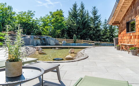 Oase im Grünen: Garten, Flagstone, Gartenmöbel, Landscaping, Schatten, Beton, Stuhl, Hinterhof, Garten, Design