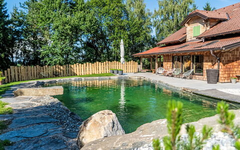 Oase im Grünen: Hütte, Schwimmbad, Resort, Eco Hotel, Water Feature, Blockhaus, Ferienort, Teich