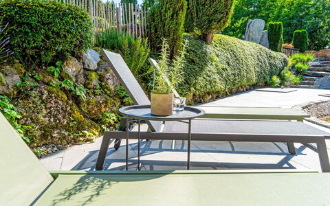 Oase im Grünen: Garten, Ground, Gartenmöbel, Schatten, Design, Landscaping, Tisch Im Freien, Botanischer Garten, Hinterhof