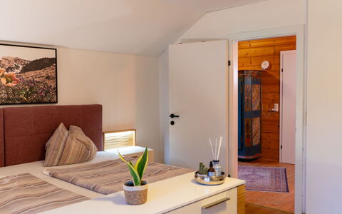 Oase im Grünen: Möbel, Interior Design, Fussboden, Flooring, Wand, Bett, Zimmer, Holz, Decke, Schlafzimmer