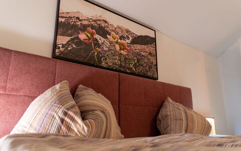 Oase im Grünen: Bett, Schlafzimmer, Möbel, Bettdecke, Bedding, Holz, Interior Design, Linens, Textil, Bettrahmen