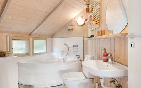 Kuisma - 11Km from the Sea: Interior Design, Armatur, Holz, Flooring, Decke, Fussboden, Badezimmer, Zimmer, Installation, Beleuchtung