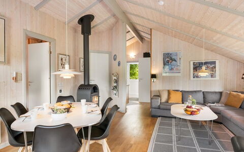 Kuisma - 11Km from the Sea: Holz, Interior Design, Decke, Zuhause, Wohnzimmer, Zimmer, Hütte, Light Fixture, Hartholz