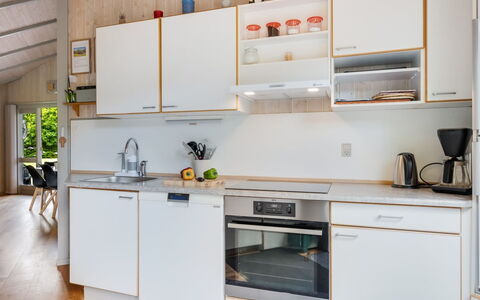 Kuisma - 11Km from the Sea: Küche, Küchengerät, Countertop, Interior Design, Möbel, Major Appliance, Flooring, Holz, Cabinetry, Haushaltsgerät