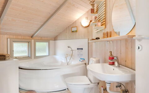 Kuisma - 11Km from the Sea: Armatur, Interior Design, Holz, Flooring, Decke, Fussboden, Badezimmer, Badewanne, Installation, Zimmer