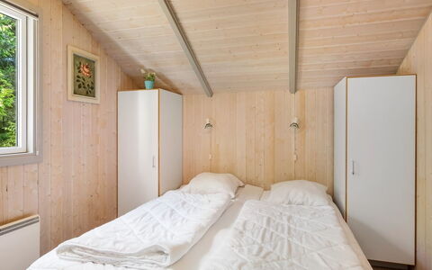 Kuisma - 11Km from the Sea: Wand, Holz, Schlafzimmer, Zuhause, Tür, Fussboden, Bett, Decke, Hartholz, Holzbeize