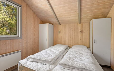 Kuisma - 11Km from the Sea: Holz, Zuhause, Schlafzimmer, Decke, Hartholz, Holzbeize, Bett, Planke, Bedding, Blockhaus