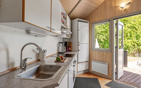 Kuisma - 11Km from the Sea: Holz, Zuhause, Küche, Interior Design, Major Appliance, Tür, Countertop, Sinken, Holzbeize, Decke