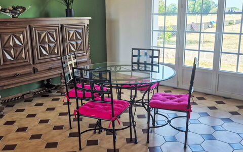 Villa Colette: Möbel, Gartenmöbel, Stuhl, Tabelle, Tisch Im Freien, Terrasse, Garten, Küche & Esszimmer Tisch, Schatten, Kaffetisch