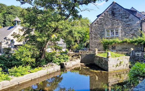 Villa Colette: Wasser, Natur, Haus, Wasserlauf, Strauch, Hütte, Bank, Zuhause, Garten