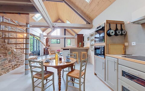 Le Préau: Möbel, Interior Design, Holz, Decke, Flooring, Light Fixture, Küche, Beleuchtung, Fussboden, Zuhause