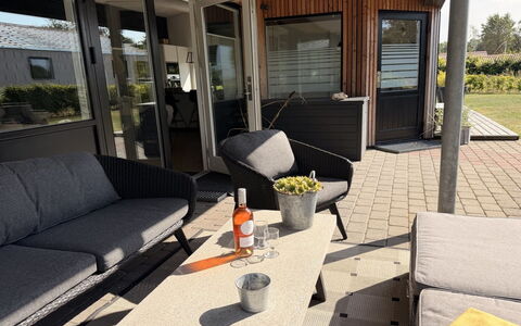 Harri - 400M from the Sea: Möbel, Interior Design, Flooring, Decke, Fussboden, Stuhl, Zimmer, Beleuchtung, Tabelle, Küche & Esszimmer Tisch