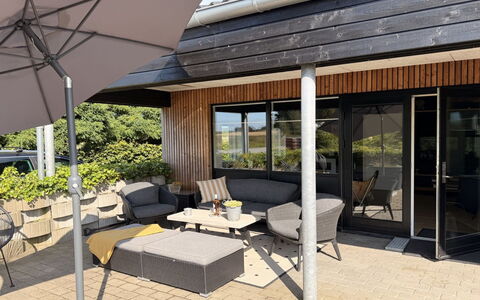 Harri - 400M from the Sea: Möbel, Interior Design, Flooring, Decke, Fussboden, Stuhl, Zimmer, Beleuchtung, Tabelle, Küche & Esszimmer Tisch