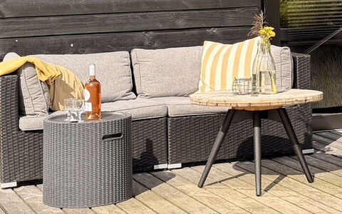 Harri - 400M from the Sea: Möbel, Interior Design, Flooring, Decke, Fussboden, Stuhl, Zimmer, Beleuchtung, Tabelle, Küche & Esszimmer Tisch