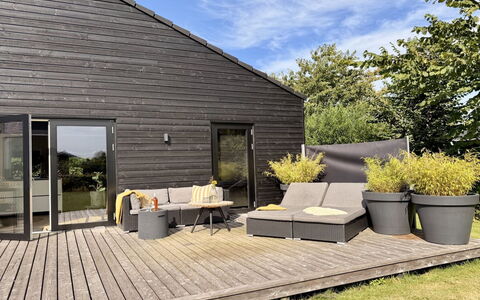 Harri - 400M from the Sea: Möbel, Interior Design, Flooring, Decke, Fussboden, Stuhl, Zimmer, Beleuchtung, Tabelle, Küche & Esszimmer Tisch
