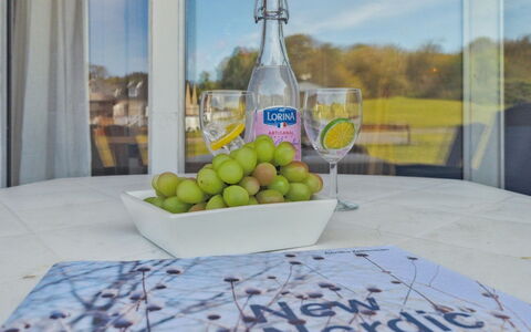 Heddi - 300M from the Sea: Weiss, Karte, Design