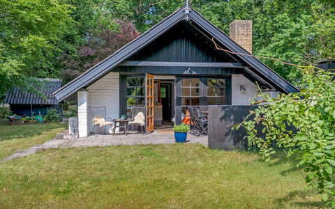 Armgard - 600M from the Sea: Dach, Zuhause, Tür, Hütte, Schatten, Abstellgleis, Garten, Estate, Hinterhof