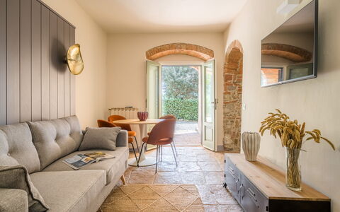 Passignano: Möbel, Wand, Interior Design, Flooring, Couch, Fussboden, Beleuchtung, Wohnzimmer, Tabelle, Zimmer