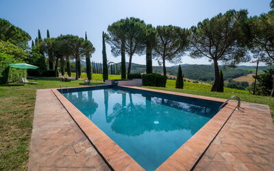 Passignano: Blau, Schwimmbad, Landscaping, Garten, Water Feature, Schatten, Hinterhof, Hazienda, Eco Hotel