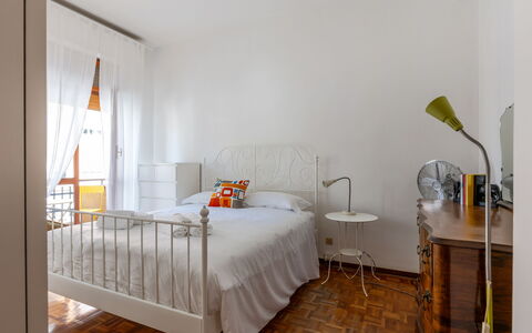 Casa Ballerini: Bett, Möbel, Bedding, Schlafzimmer, Interior Design, Flooring, Bettdecke, Fussboden, Wand, Holz