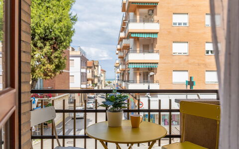 Casa Ballerini: Wohnung, Balkon, Urban Design, Eigentumswohnung, Mischnutzung, Veranda, Stuhl, Geländer, Holzbeize, Zimmerpflanze