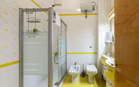 Casa Ballerini: Interior Design, Flooring, Armatur, Gelb, Fussboden, Badezimmer, Toilette, Installation, Toilleten Sitz, Fliese