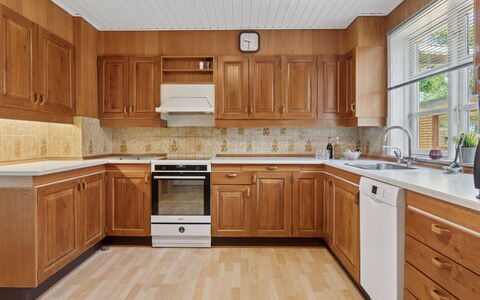 Agny - 2.2Km from the Sea: Cabinetry, Countertop, Küchengerät, Küche, Flooring, Fussboden, Major Appliance, Möbel, Interior Design, Holz
