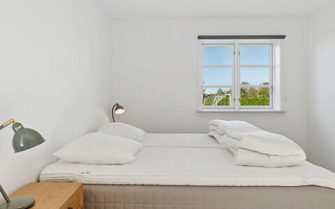 Agny - 2.2Km from the Sea: Holz, Schlafzimmer, Fussboden, Möbel, Bett, Interior Design, Zuhause, Linens, Bedding, Bettrahmen